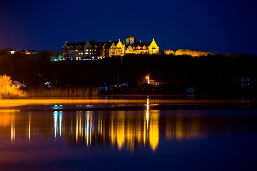 فندق Montauk Manor المظهر الخارجي الصورة The Ocean House at night