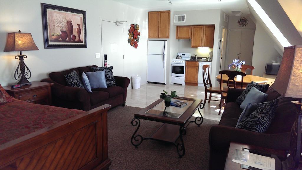 فندق Montauk Manor الغرفة الصورة A living room in a typical apartment at the complex