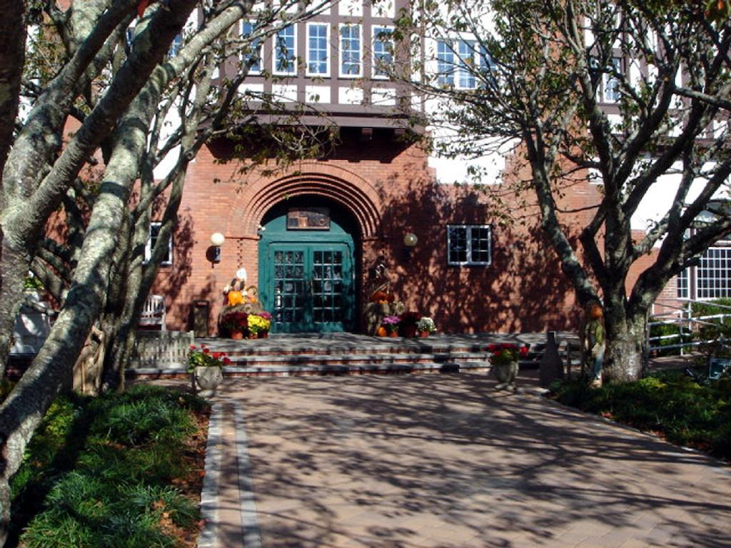 فندق Montauk Manor المظهر الخارجي الصورة The entrance to the school