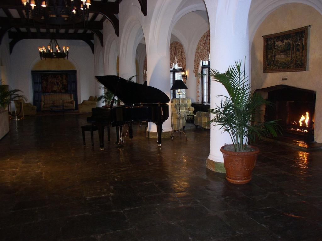 فندق Montauk Manor المظهر الخارجي الصورة The lobby of the Hotel del Monte