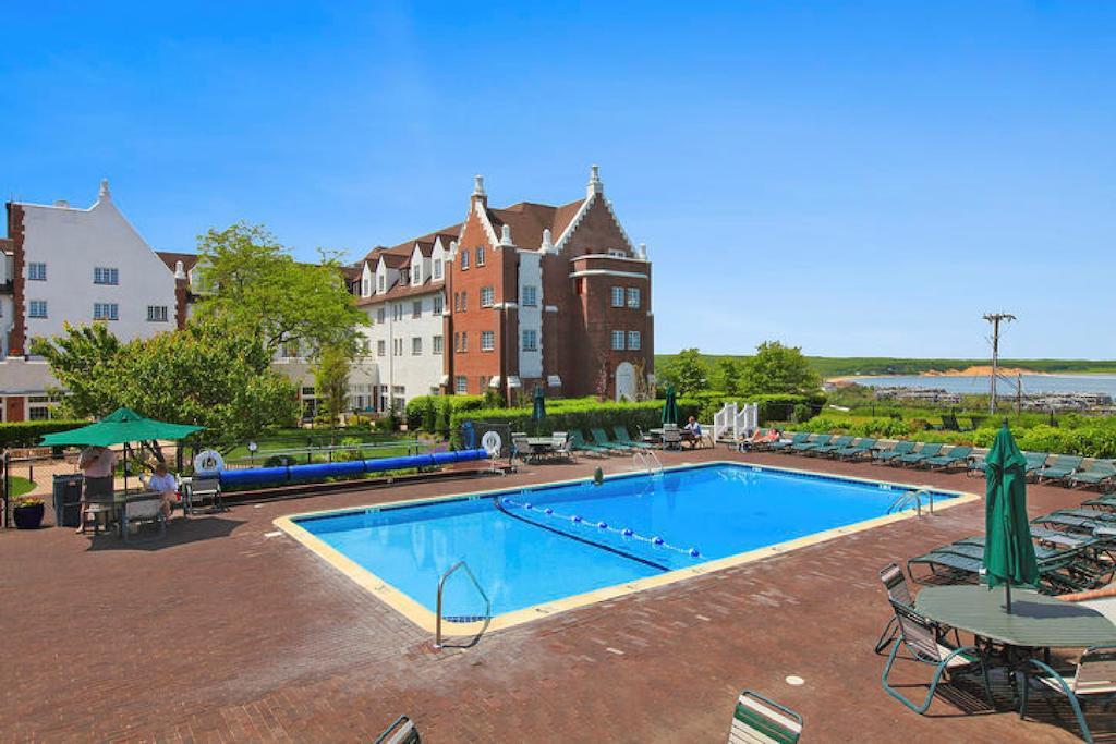 فندق Montauk Manor المظهر الخارجي الصورة The swimming pool at the hotel