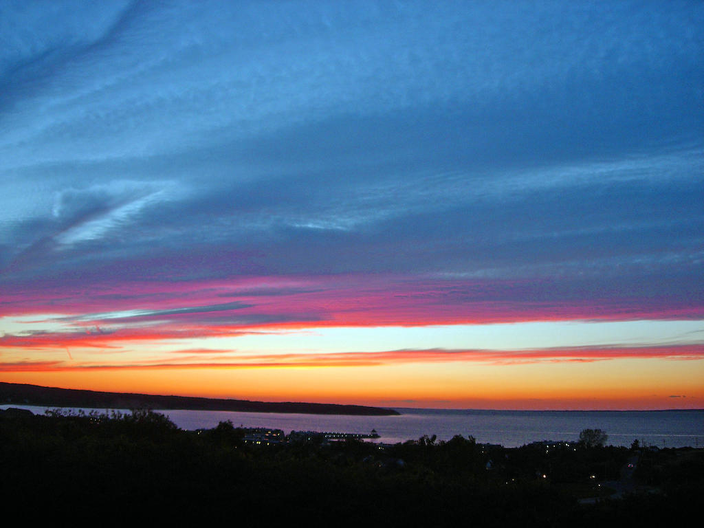 فندق Montauk Manor المظهر الخارجي الصورة Sunset over the Gulf of Riga