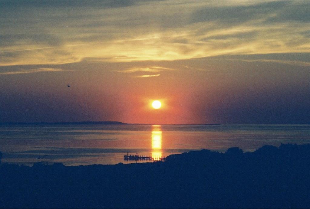 فندق Montauk Manor المظهر الخارجي الصورة Sunset over the Gulf of Riga