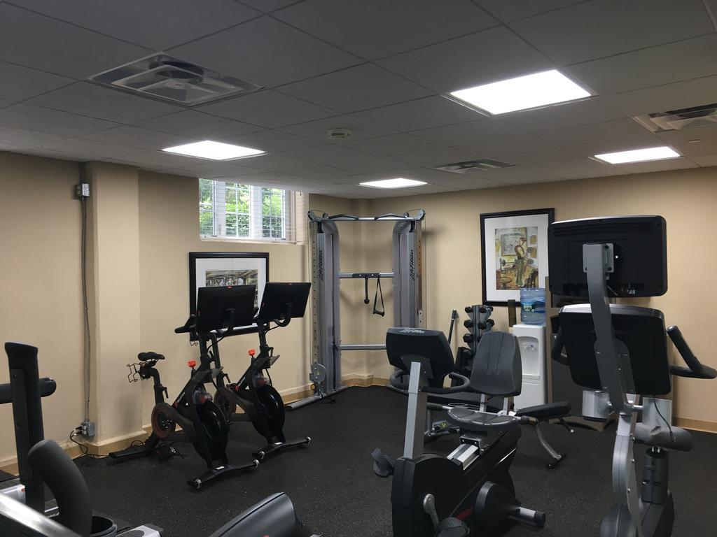 فندق Montauk Manor المظهر الخارجي الصورة The gym at the school