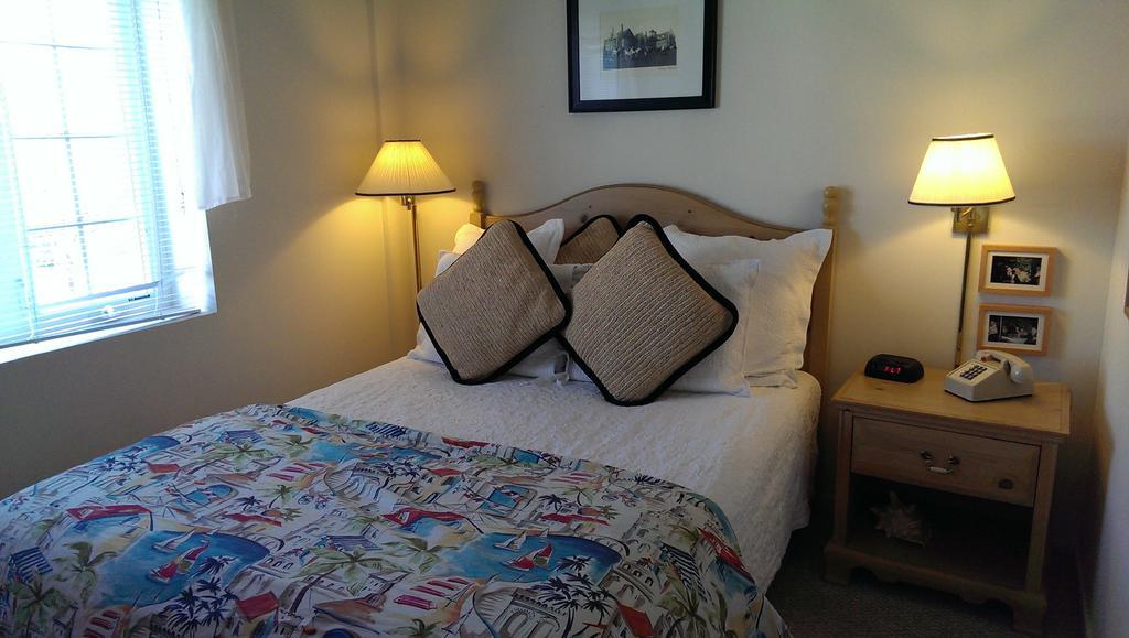 فندق Montauk Manor المظهر الخارجي الصورة A bedroom at the Inn at the Opera